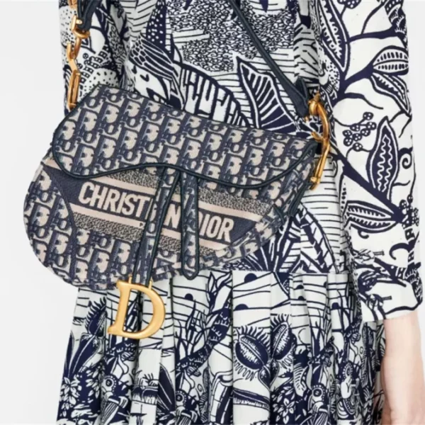Classic Embroidery Saddle Bag Size: 25.5x20x6.5cm