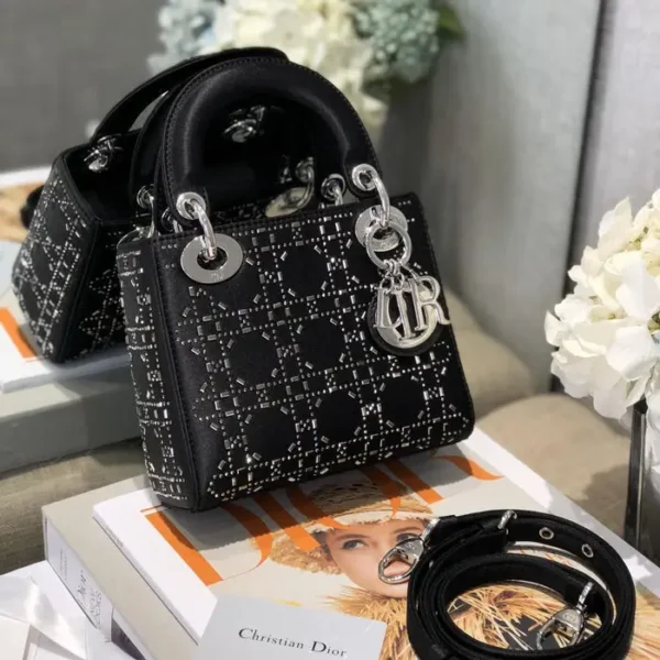 Classic Rhinestone Handle Bag Size: 18x15x7cm