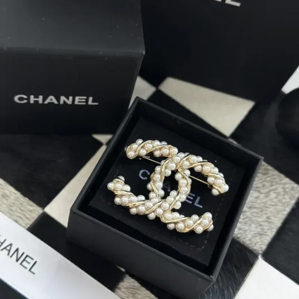 Fashion Spiral Pearl Brooch