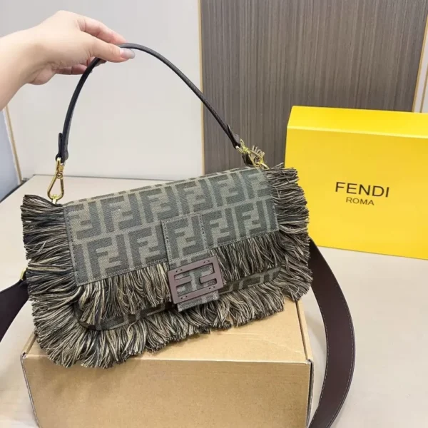 Fashion Tassel Baguette Bag Size: 26x16cm