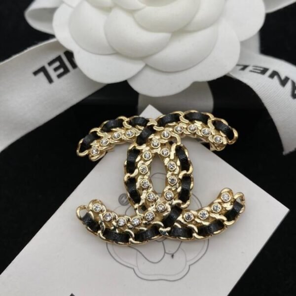 String Skin Black Brooch