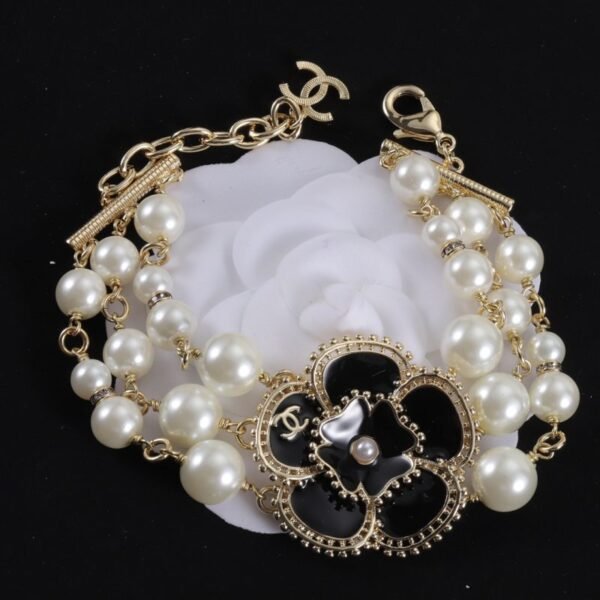 Floral Decor Pearl Bracelet